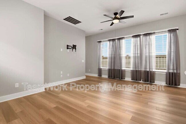 Building Photo - 553 Sound Dr