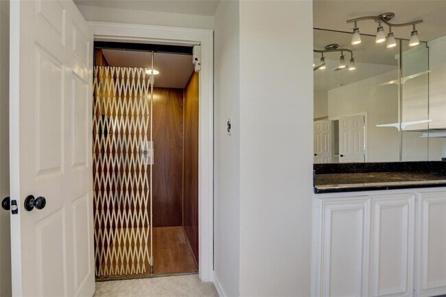 Building Photo - 5519 Bridlewood Dr