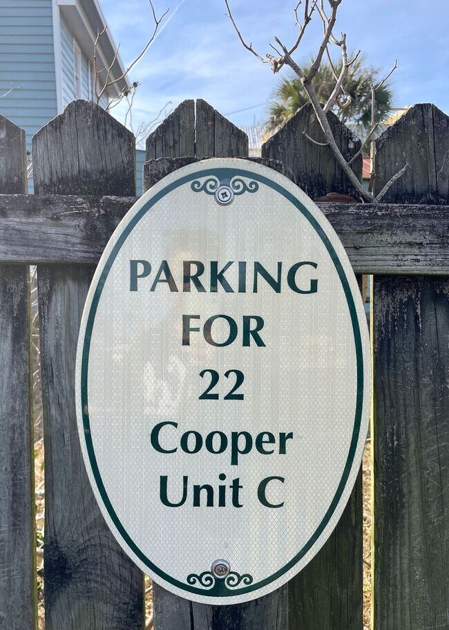 Building Photo - Available 7/20. Great 1BR/1BA Available in Downtown Charleston!