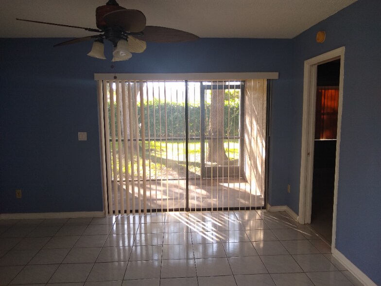 Building Photo - 9665 Riverside Dr