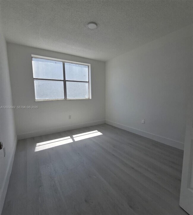 Building Photo - 1104 W 44th St