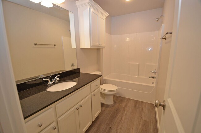 Building Photo - 3 Bed 2 Bath 2 Car Garage Duplex in Summit Ridge Addition NW OKC