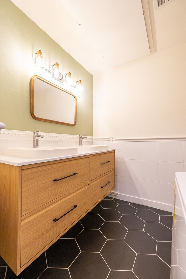 Building Photo - 10049 Westpark Dr