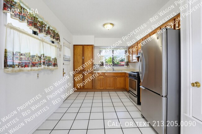 Building Photo - 271 Wayside Dr