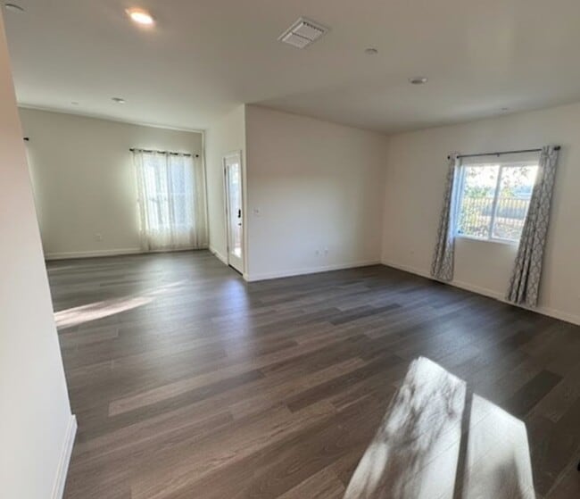 Building Photo - Beautiful 4-Bedroom Home in the Wyndham Es...