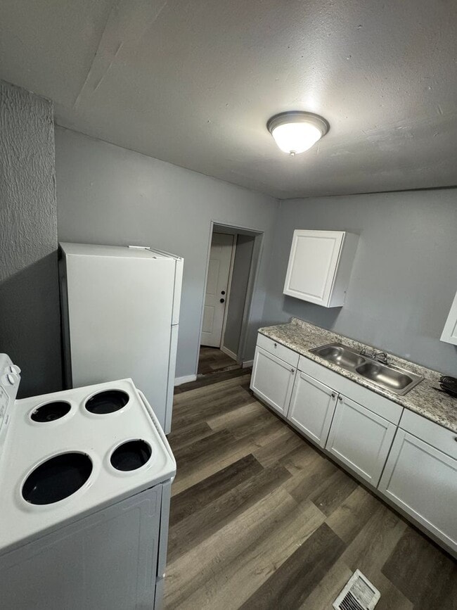 Building Photo - Updated 3-Bedroom Home with Modern Grey Finishes – Open House Feb 7