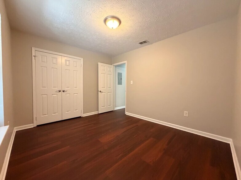 Building Photo - 145 Cumberland Ct