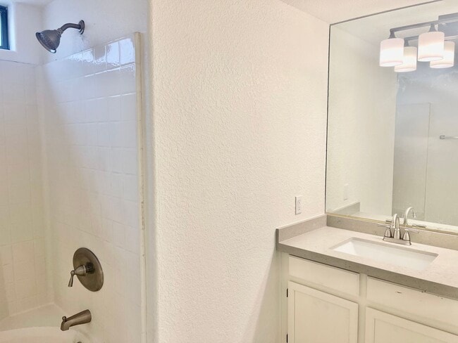 Building Photo - Fully Renovated 3-Bedroom Townhome in Gate...