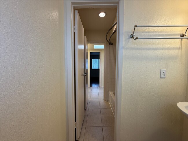 Building Photo - 1629 S Kirkwood Rd