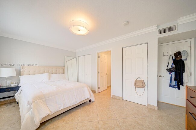 Building Photo - 5555 Ludlam Rd