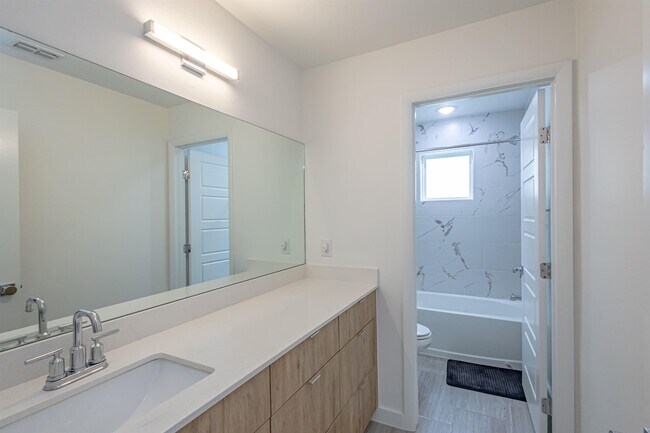 Building Photo - 423 Deer Path Lp