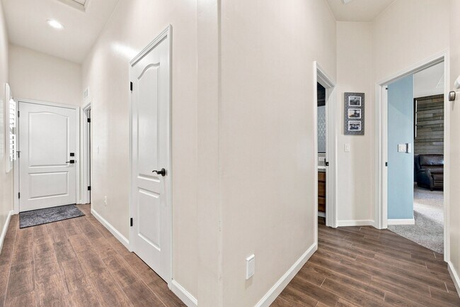 Building Photo - 14728 Redwood Springs Dr