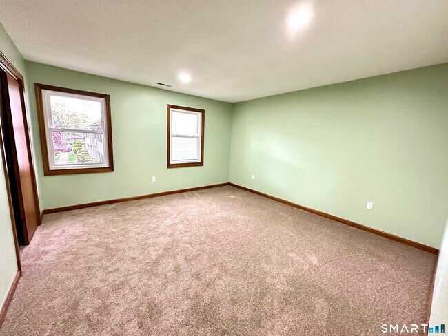 Building Photo - 10 Windwood Dr