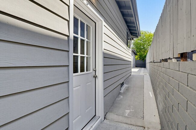 Building Photo - 54TH STREET 2985-2987 FRONT UNITS