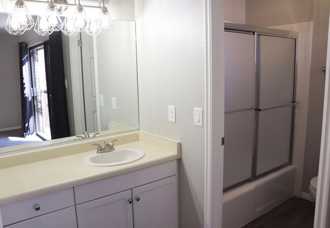 Building Photo - Beautiful remodeled 3 bedroom 2.5 bathroom...