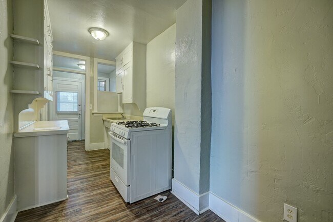 Building Photo - Exquisite 1 Bedroom Brownstone Apartment Steps Away from The Plaza District!