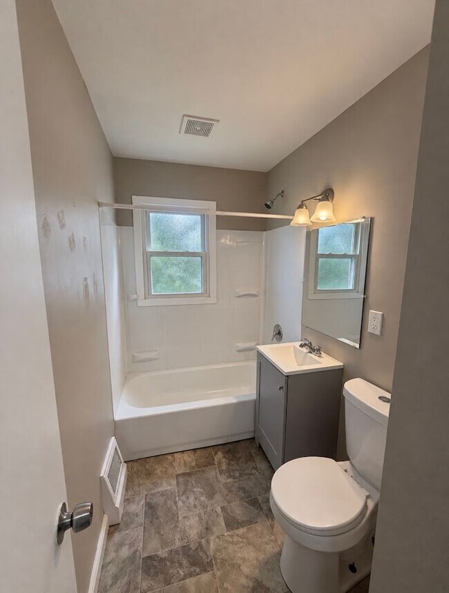 Building Photo - 778 E Archwood Ave