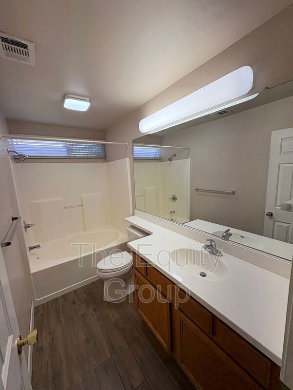 Building Photo - 1422 E Mesa Ct