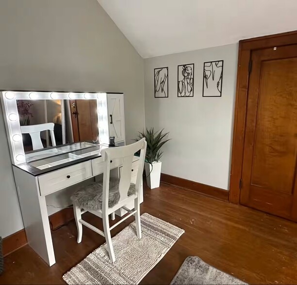 Building Photo - 211 S Oak St