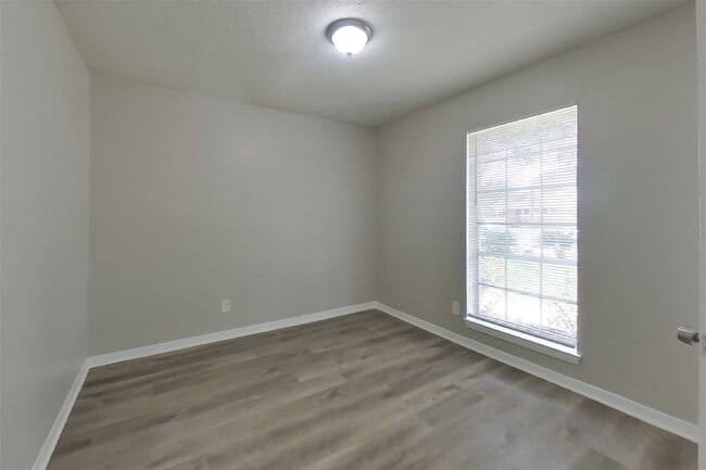 Building Photo - 4427 Oakside Dr