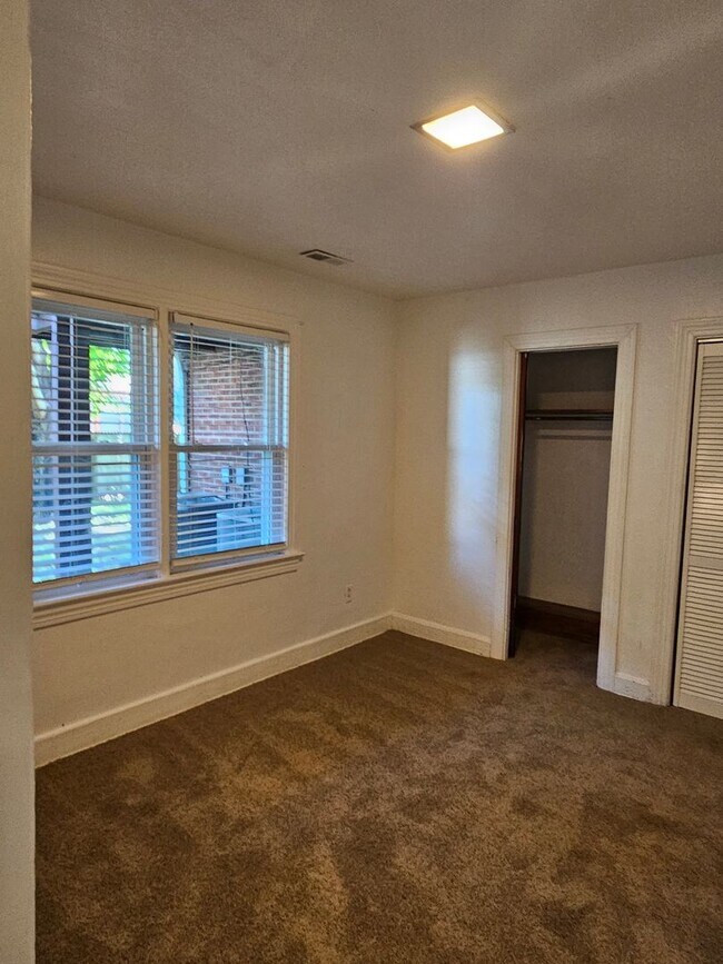 Building Photo - 348 Virginian Dr unit A