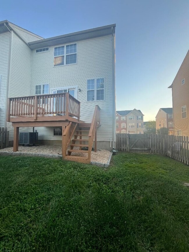 Building Photo - End Unit Townhouse in Brennan Estates- 2 Bedrooms with a bonus space