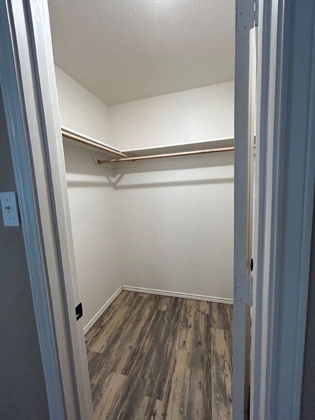 Building Photo - "Charming 3-Bedroom Haven with 2 Full Bath...