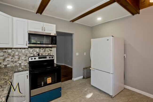 Building Photo - Single Family Home just minutes away from E. Longmeadow!