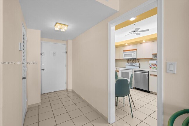 Building Photo - 5001 Collins Ave