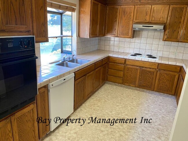 Building Photo - Beautiful 3 bedroom in the foothills outsi...