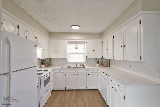 Building Photo - 3 bedroom FULL RENOVATED in 2023! ALL APPLIANCES provided!