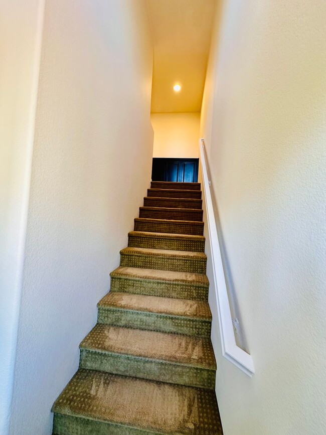 Building Photo - Luxury Tri-Level Townhome 2bd 2.5bth w Bon...