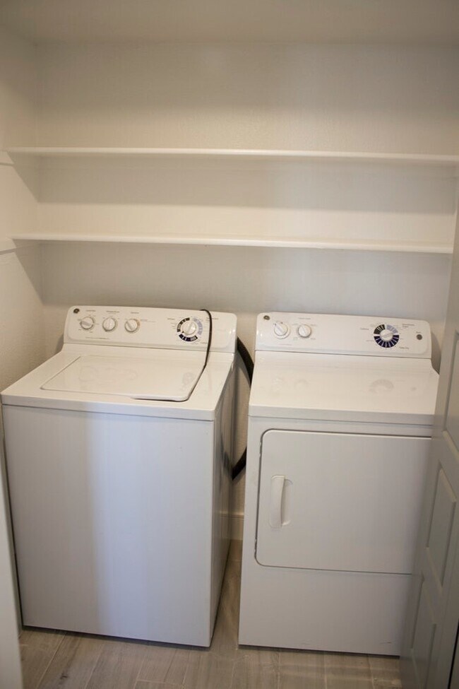 Building Photo - Gorgeous 2 bedroom, 2 bathroom second floo...