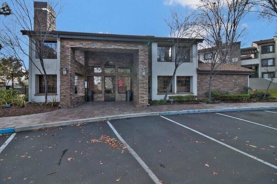 Building Photo - 880 E Fremont Ave