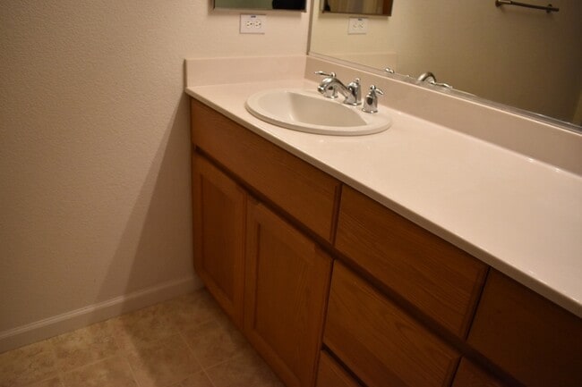 Building Photo - 570 Barclay Way