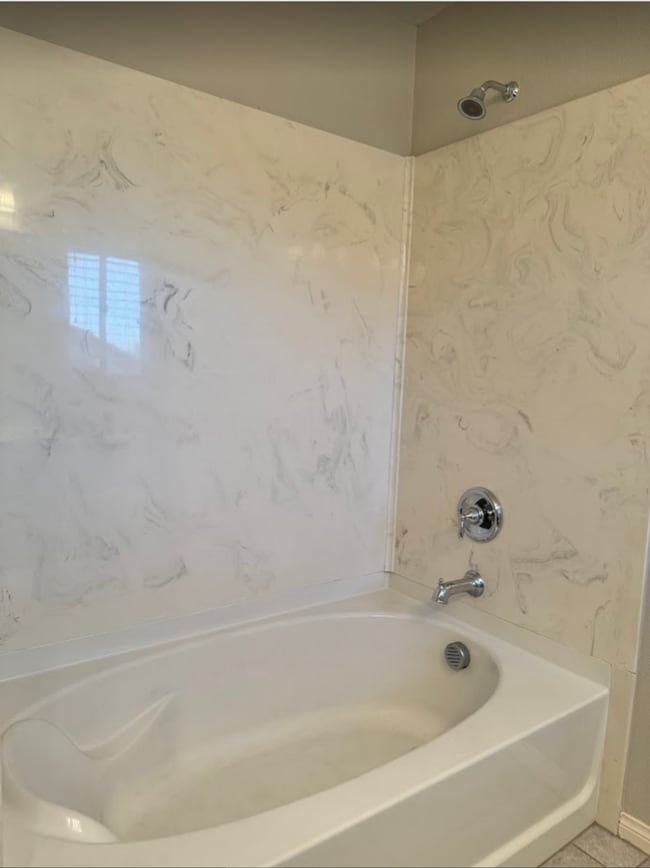 Building Photo - Large Stunning 5 Bedroom Home in the South...