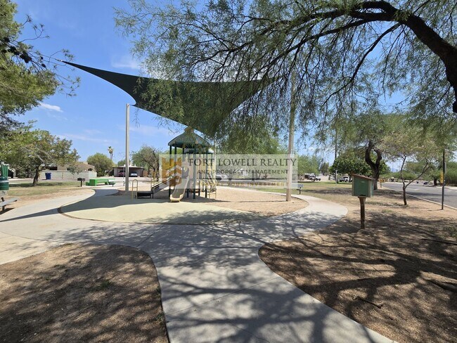 Building Photo - 2640-2642 N Santa Rita Ave