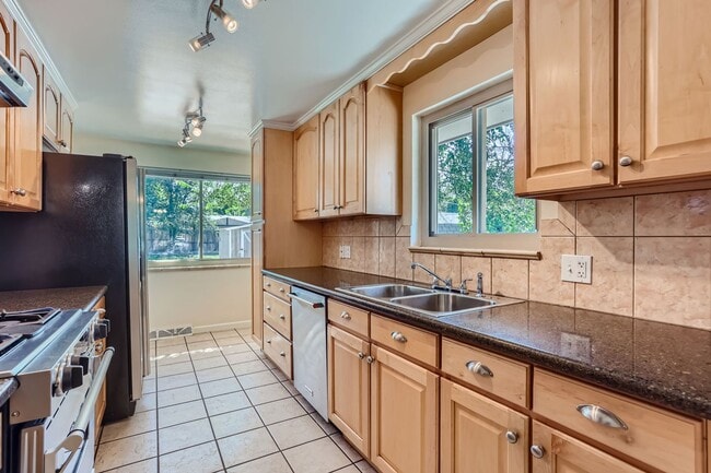 Building Photo - Beautiful Bungalow in Great Englewood Loca...