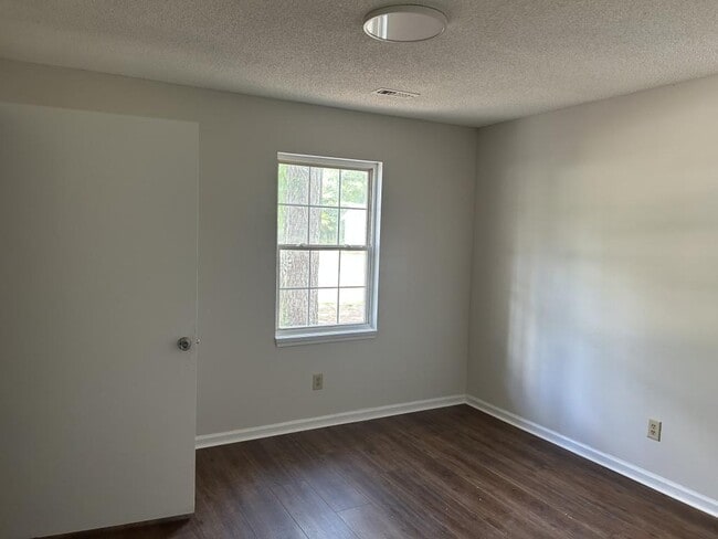 Building Photo - 1727 W Pine Lake Dr