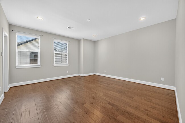 Building Photo - 1624 W 24th St