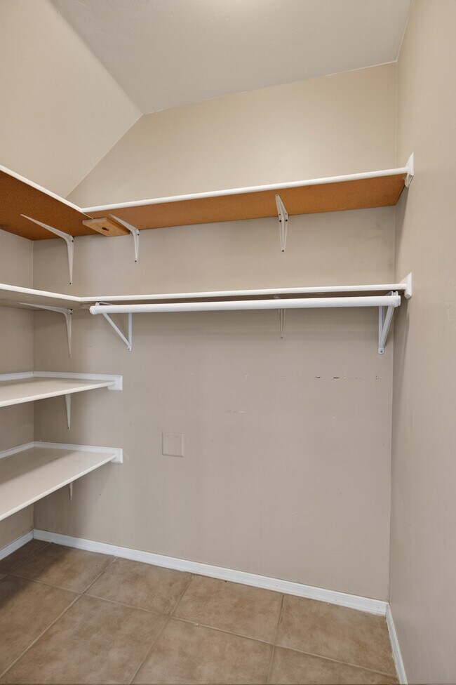 Building Photo - 6028 S Meadow Breeze Dr