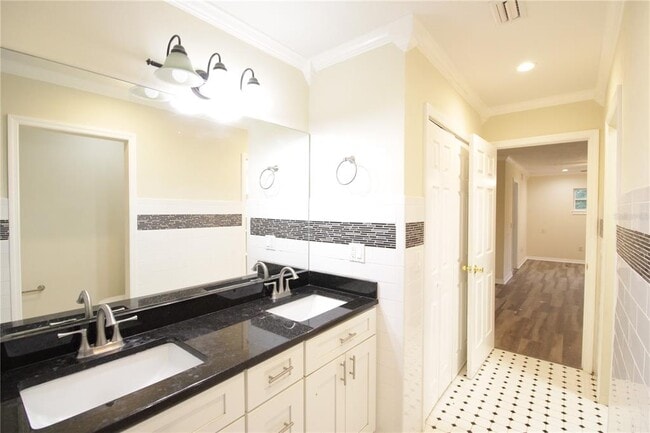 Building Photo - 10907 SW 24th Ave