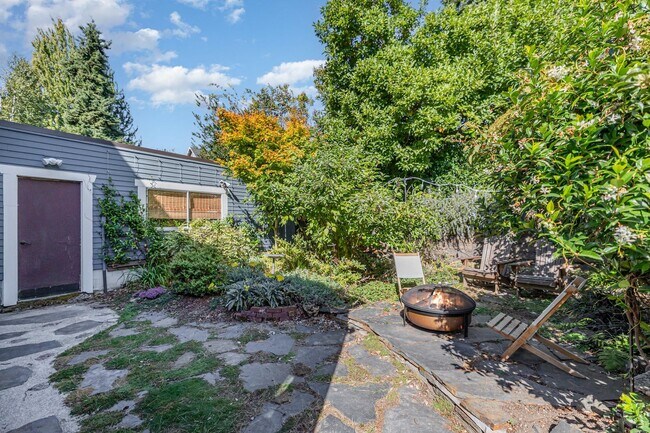 Building Photo - Sunset Hill Home