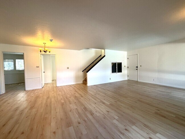 Building Photo - Hayward Hills Home is beautiful location, ...