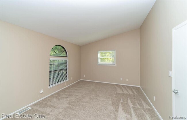 Building Photo - 5652 Drake Hollow Dr E