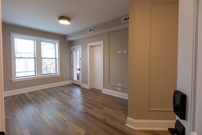 Building Photo - 3755 W Addison St