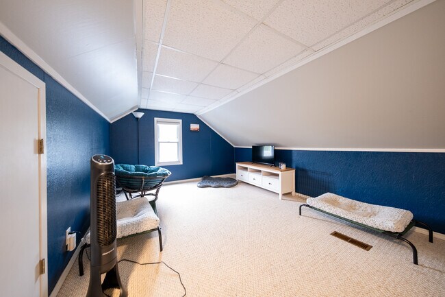 Building Photo - 1606 Grotto St N