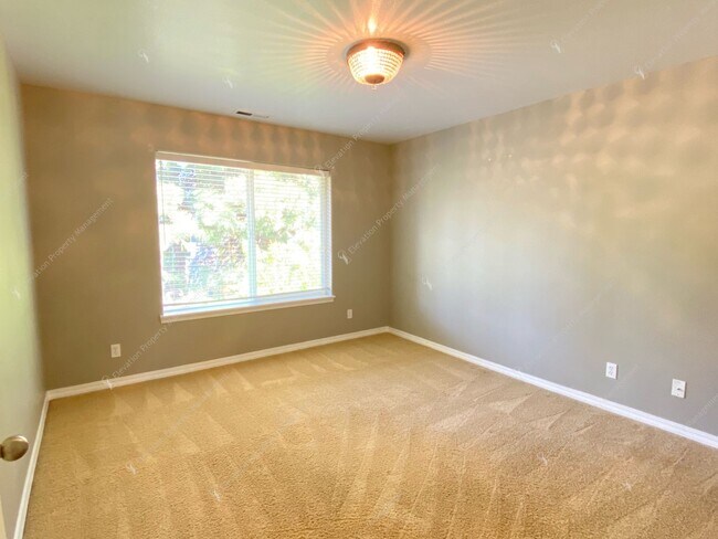 Building Photo - Spacious Corner Home in Prime SW Bend Loca...