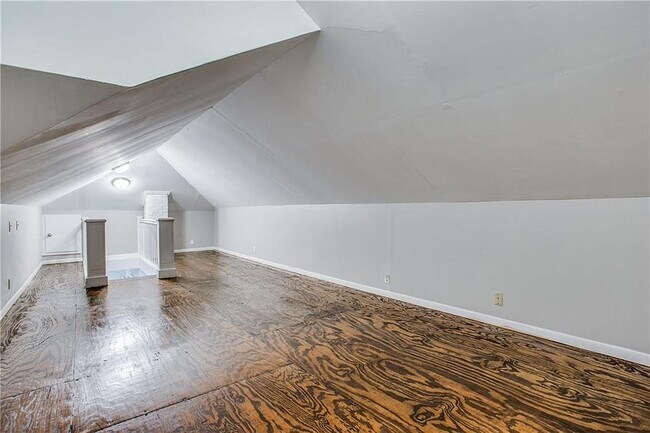 Building Photo - 1126 W Woodard St