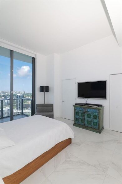 Building Photo - 501 NE 31st St